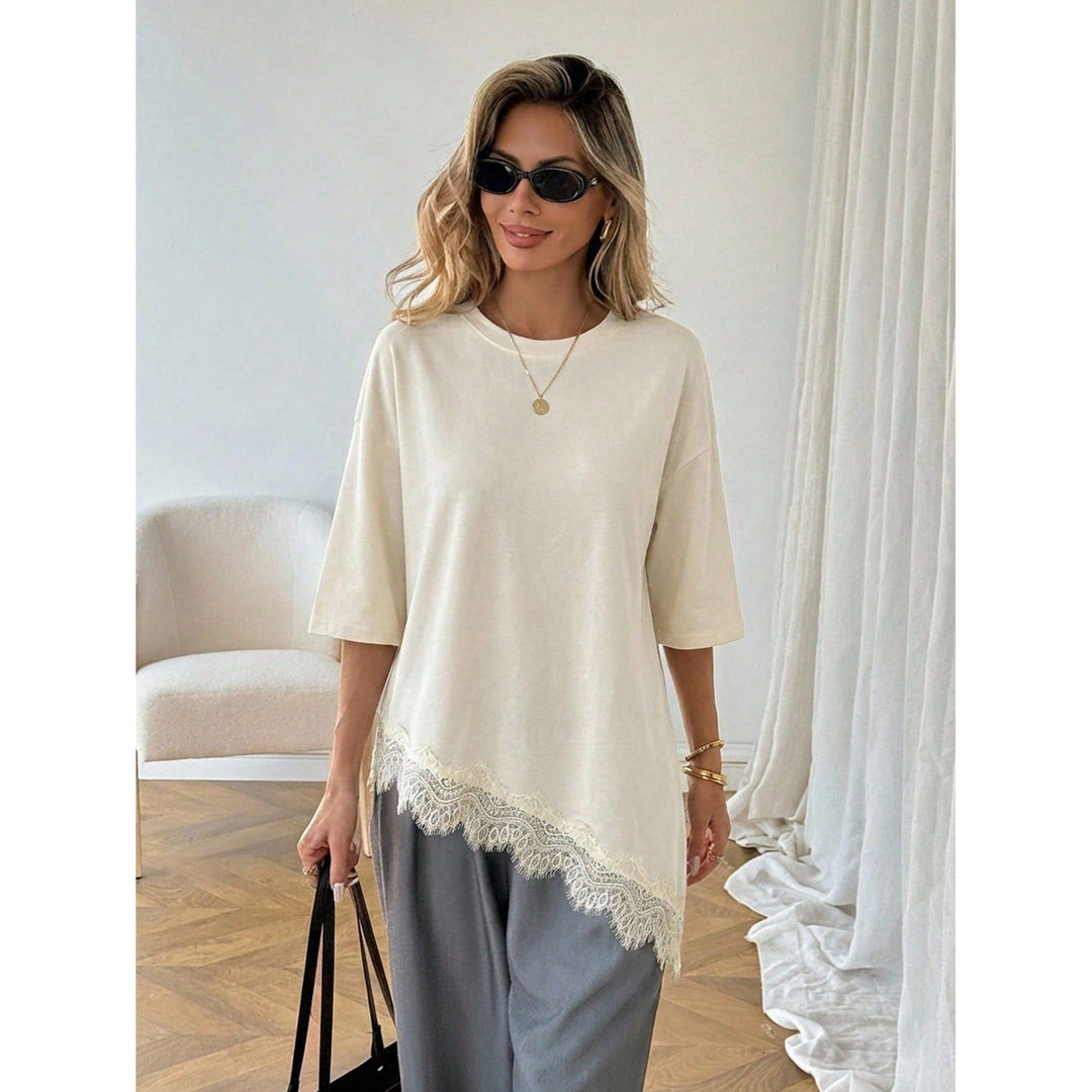 Women’s Lace Hem T-Shirt – Short Sleeve Relaxed Fit Top with Asymmetric Lace Trim