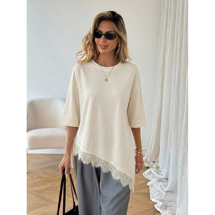 Women’s Lace Hem T-Shirt – Short Sleeve Relaxed Fit Top with Asymmetric Lace Trim